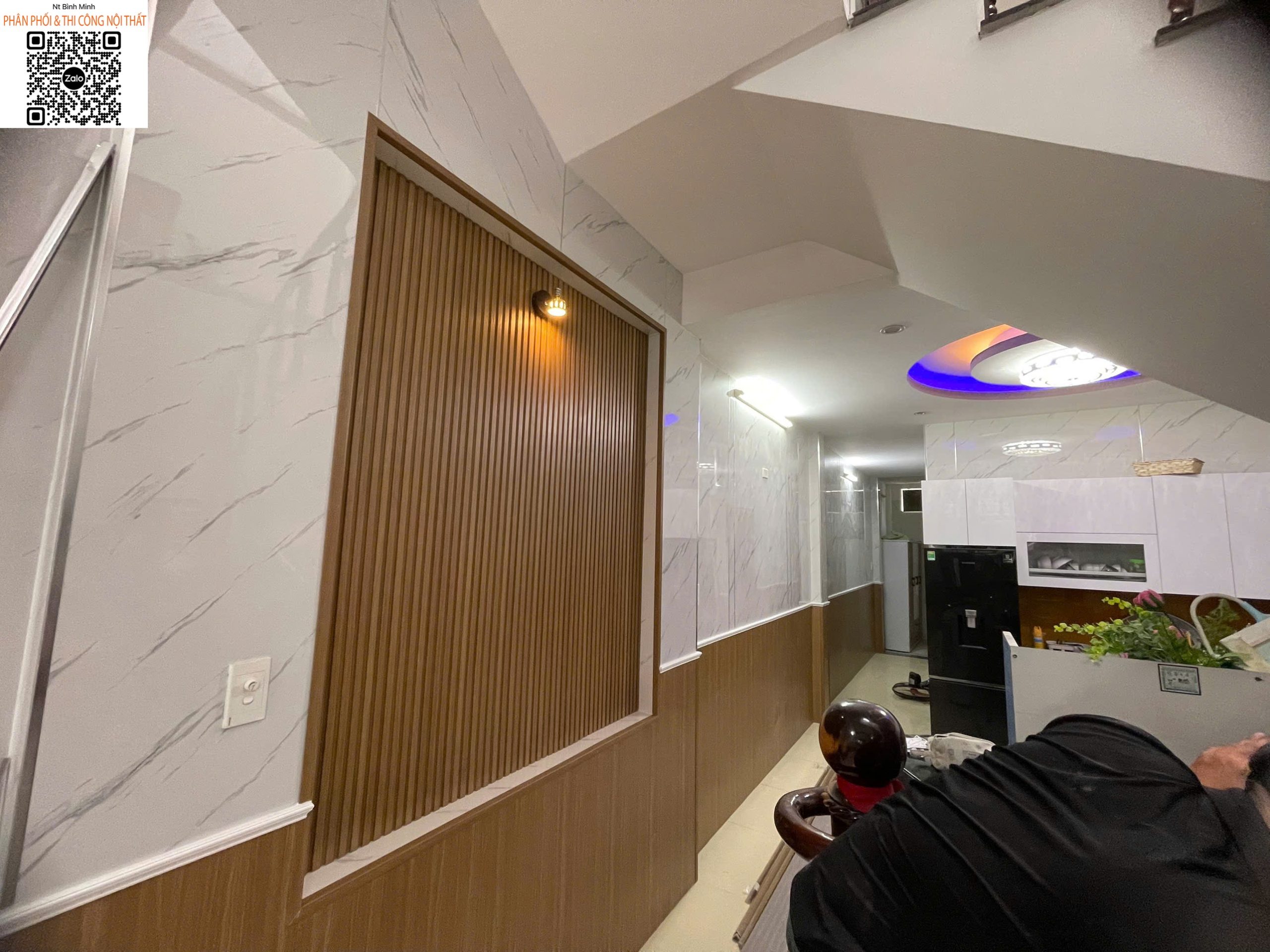 Chất liệu hạt nhựa liên kết tạo nên những bề mặt tấm PVC vân đá se khít, kèm theo lớp phủ bảo vệ và lớp keo liên kết siêu chắc.
