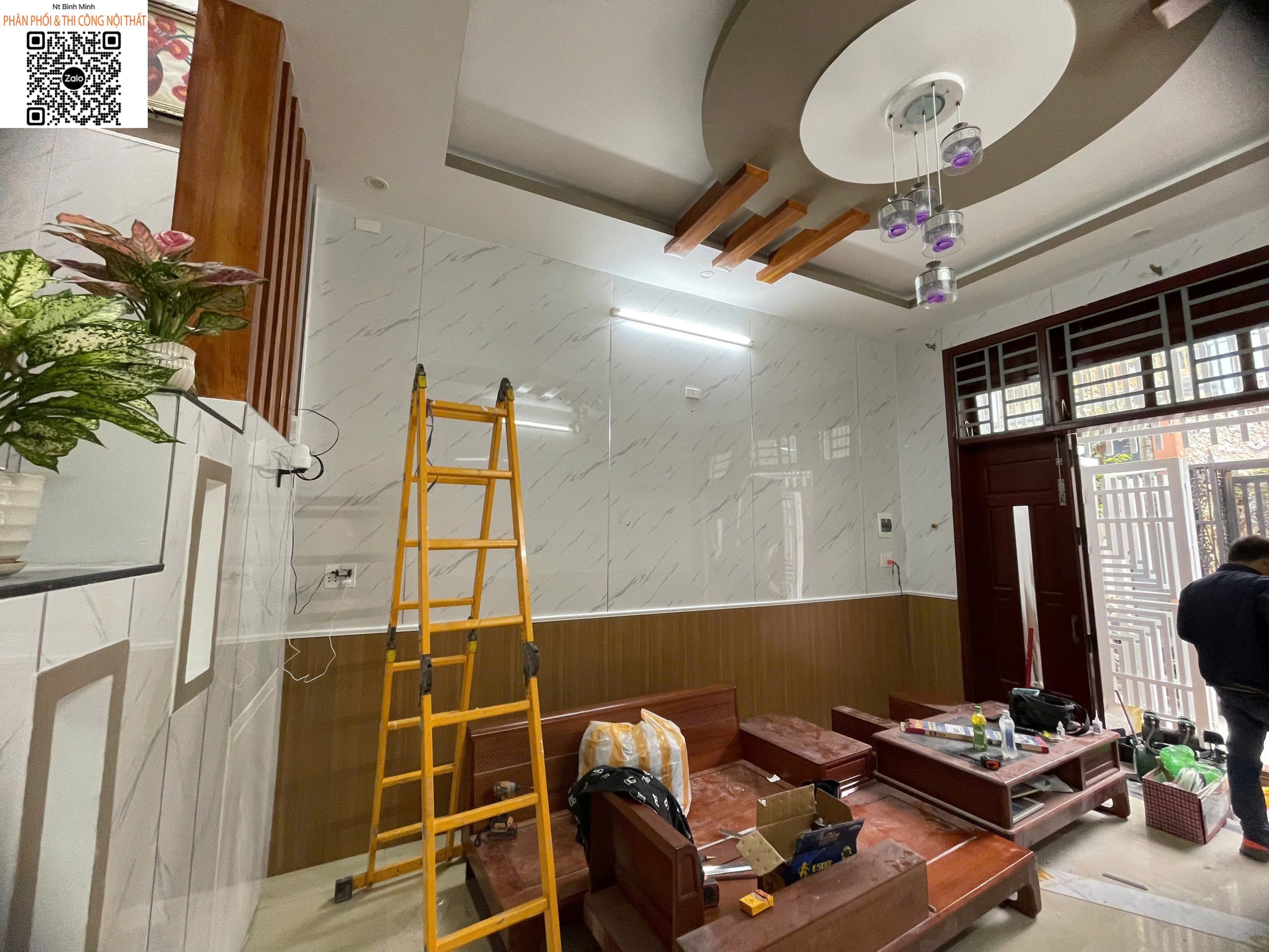 Những màu sắc giả đá từ màu nền, màu vân đá đến các vết loang màu trên bề mặt tấm nhựa đều có độ sắc nét cao