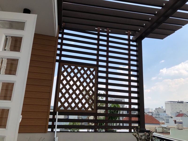Có thể kết hợp với các vật liệu khác như kính hay vải để tạo nên thiết kế độc đáo.