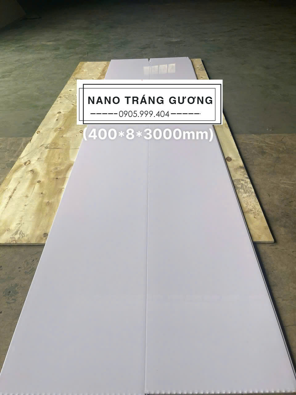 Tấm nhựa nano tráng gương là một loại vật liệu mới được sản xuất bằng công nghệ nano hiện đại, tạo ra một bề mặt tráng gương siêu bóng.
