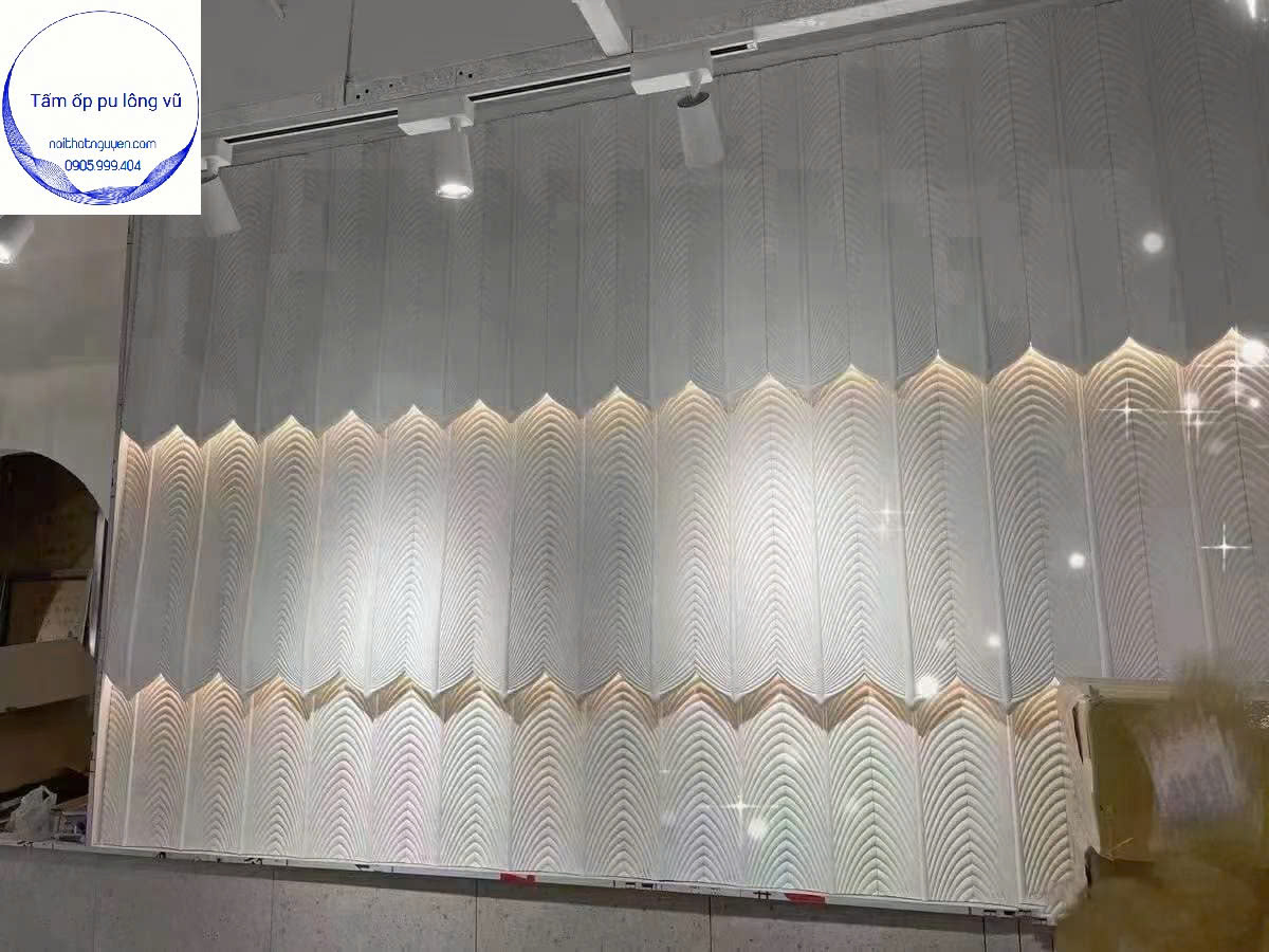 Báo giá tấm ốp PU lông vũ luôn là thông tin được quan tâm hàng đầu bởi các chủ đầu tư, kiến trúc sư và gia chủ đang có nhu cầu nâng cấp không gian sống bằng vật liệu trang trí tường trần hiện đại.