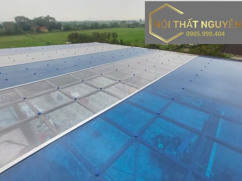 Tấm polycarbonate lấy sáng màu xanh nước biển là một loại vật liệu lợp mái ngoài trời cao cấp, sản xuất từ nhựa Polycarbonate nguyên sinh.