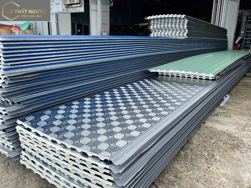 Tôn cách nhiệt PU 3 lớp Việt Pháp là giải pháp tối ưu để đối phó với nắng nóng, tiếng ồn và chi phí điện năng ngày càng gia tăng.